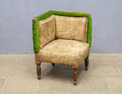 Антикварное угловое кутаное кресло