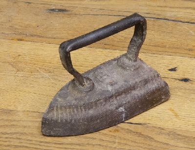 Старинный чугунный утюг