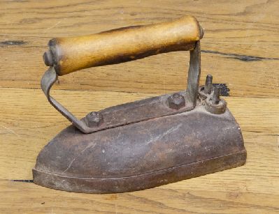 Старинный чугунный утюг