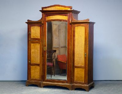 Антикварный платяной шкаф, модерн