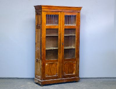 Старинный книжный шкаф