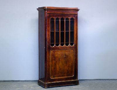 Антикварный кабинетный шкаф красного дерева