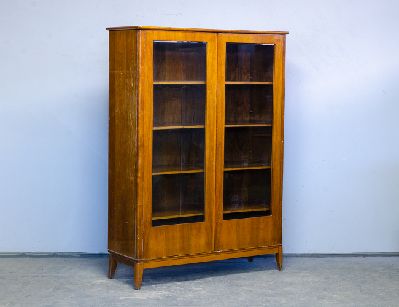 Винтажный книжный шкаф