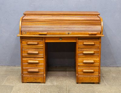 Старинное дубовое бюро