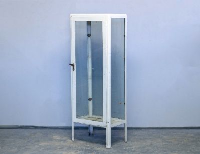 Старинный металлический медицинский шкаф