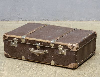 Старинный дорожный чемодан