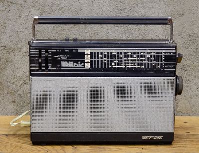 Винтажный портативный радиоприёмник VEF 216