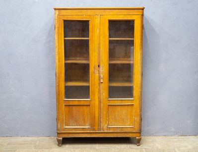 Старинный дубовый книжный шкаф