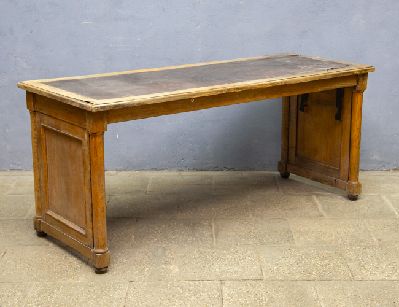 Старинный библиотечный письменный стол