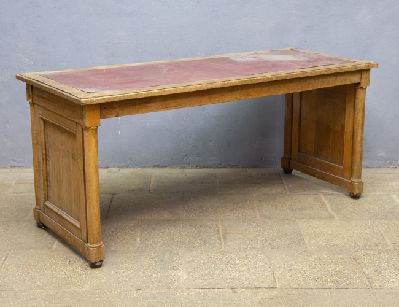 Старинный библиотечный письменный стол