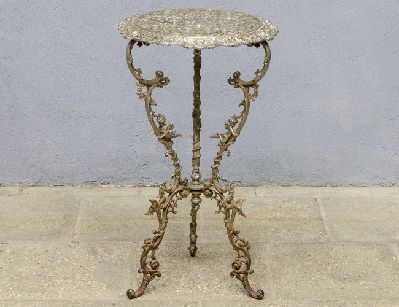 Антикварный литой металлический столик