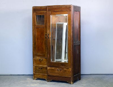 Старинный дубовый платяной шкаф