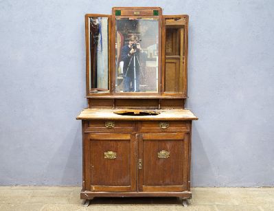 Антикварный умывальник в стиле модерн