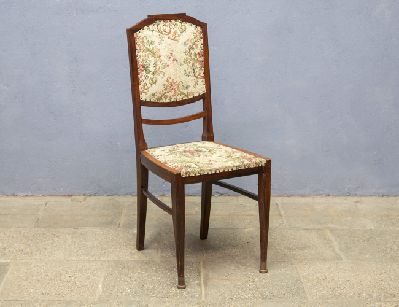 Антикварный стул в стиле модерн