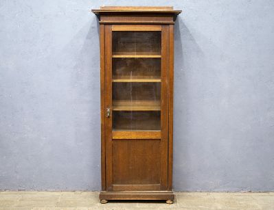Антикварный книжный шкаф