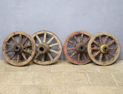 Старинные колеса от телеги
