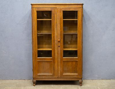 Старинный дубовый книжный шкаф