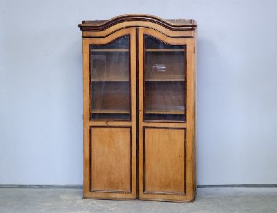 Старинный книжный шкаф