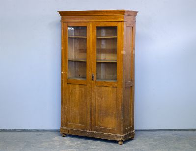 Старинный дубовый книжный шкаф