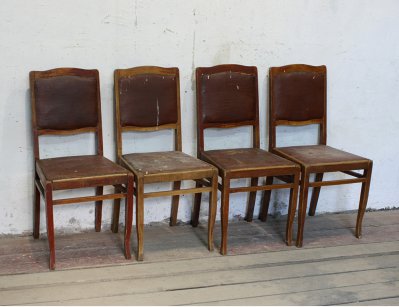 Четыре старинных стула