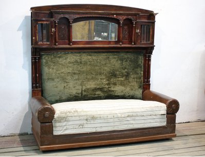 Старинный кабинетный диван с ящиками