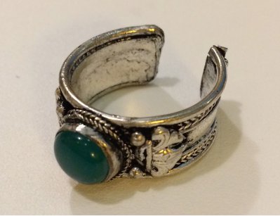 Непальское кольцо с зеленым стеклом