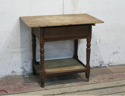 Старинный столик с ящиком