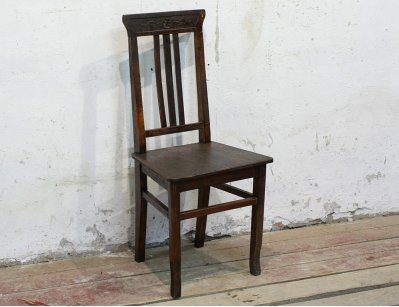 Старинный дубовый стул с резьбой