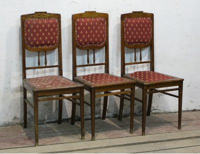 Три дубовых стула с латунными элементами