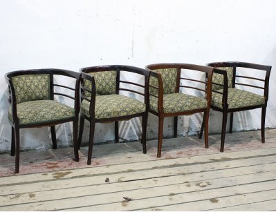 Четыре старинных кресла