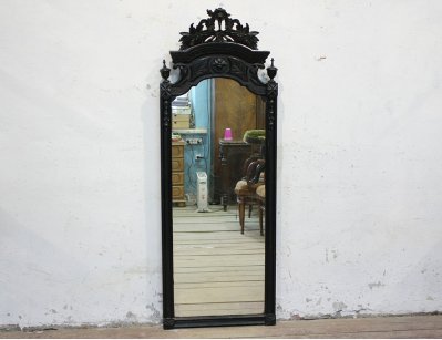 Старинное зеркало с резным навершием