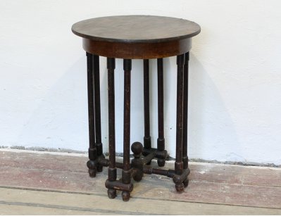 Старинный круглый столик