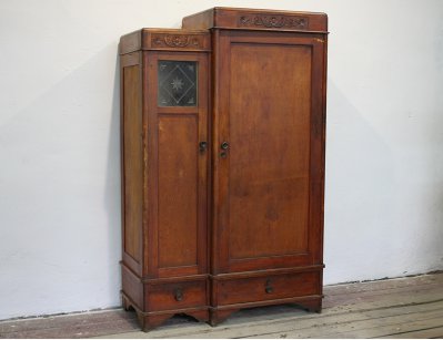 Старинный шкаф с резьбой