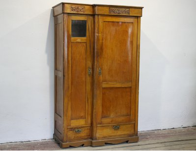 Старинный шкаф с резьбой