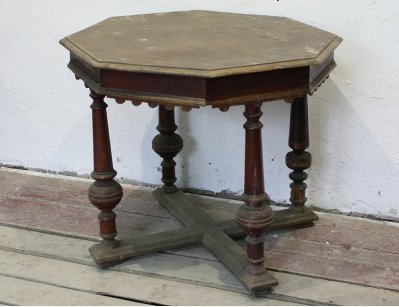 Старинный восьмигранный стол