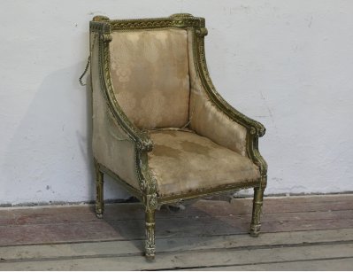 Старинное вольтеровское кресло