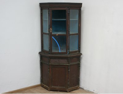 Старинная угловая витрина