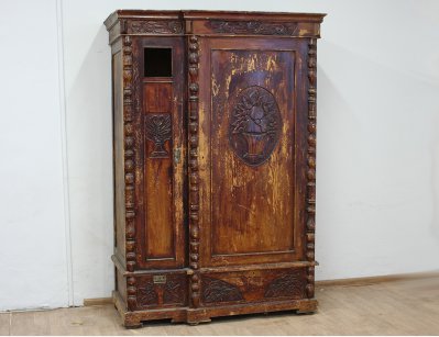 Старинный платяной шкаф с резьбой