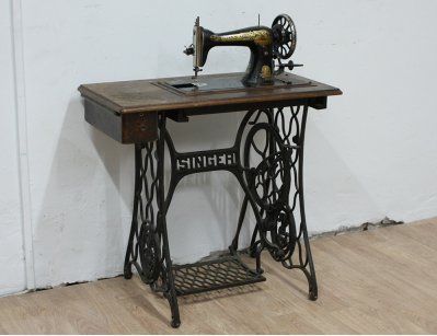 Старинная швейная машинка Singer