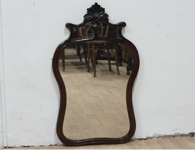 Старинное зеркало с резьбой