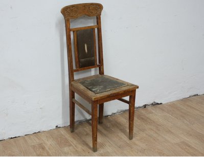 Старинный стул с резьбой