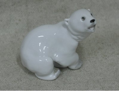 Фарфоровая статуэтка белого медведя
