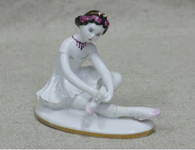 Фарфоровая статуэтка молодой балерины