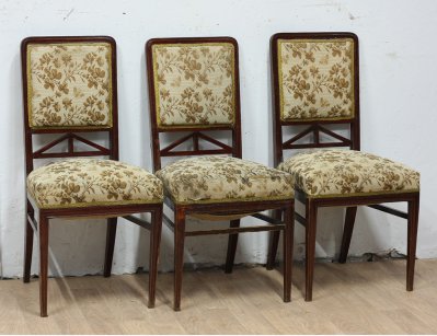 Три мягких старинных стула