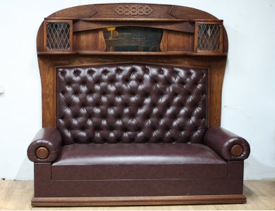 Дубовый кабинетный диван с высокой спинкой