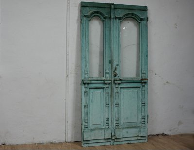 Старинная двустворчатая дверь
