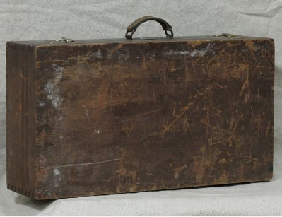 Старинный деревянный чемодан