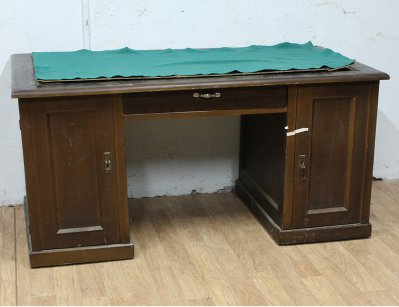 Старинный письменный стол