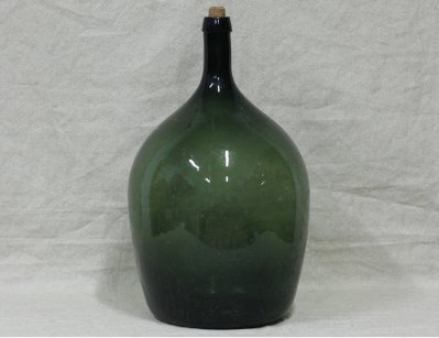 Старинная зеленая бутыль