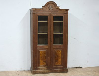 Старинный ореховый книжный шкаф